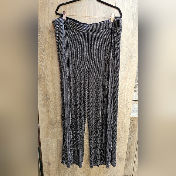 Torrid Black and Silver Gold Wide Leg Pants Stretchy Pull On Elastic Waist - Picture 2 of 6